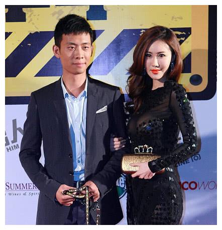 他是王宝强兄弟,因跑龙套被女友甩,如今娶大6岁央视女主播