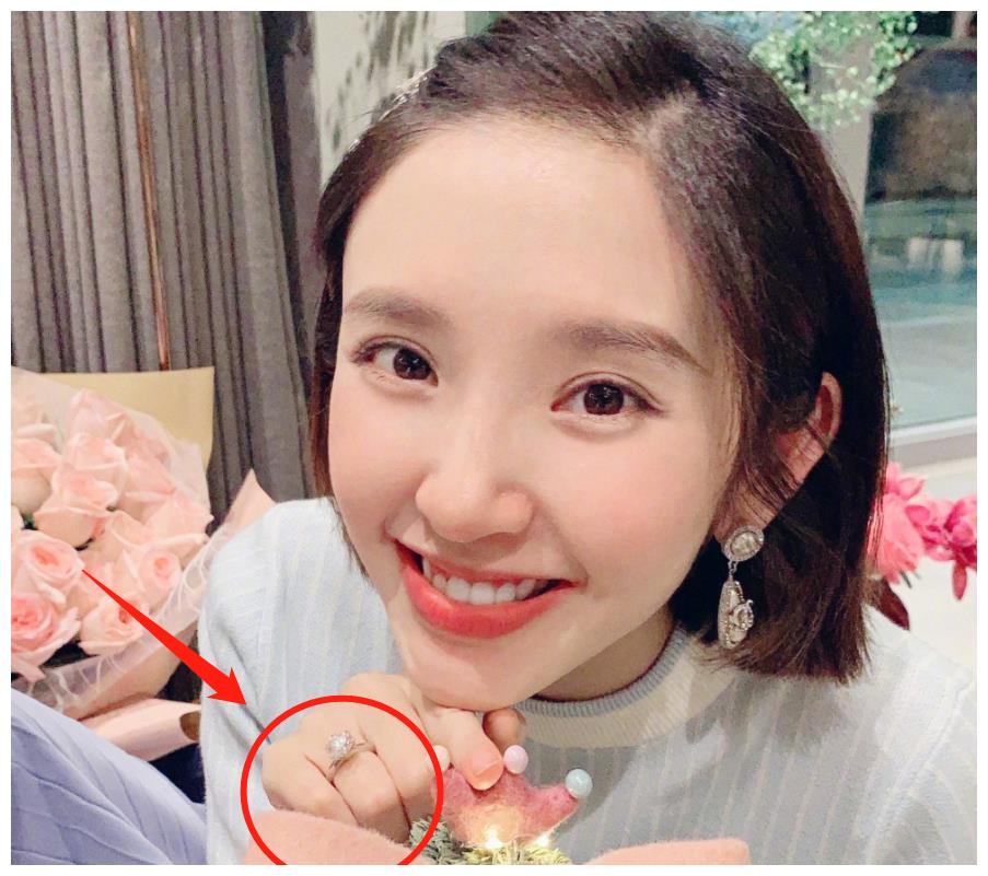 30岁唐艺昕素颜庆生,张若昀视角美照不算啥,手中钻戒才最抢眼