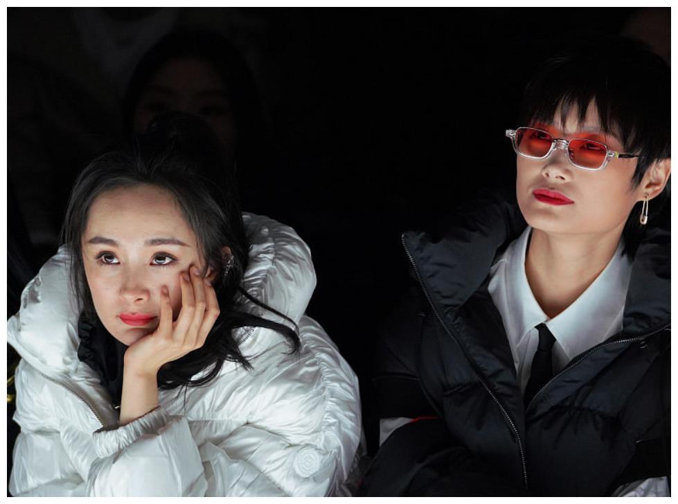 李宇春和杨幂同台看秀,谁留意两人坐姿?气质高低一目了然