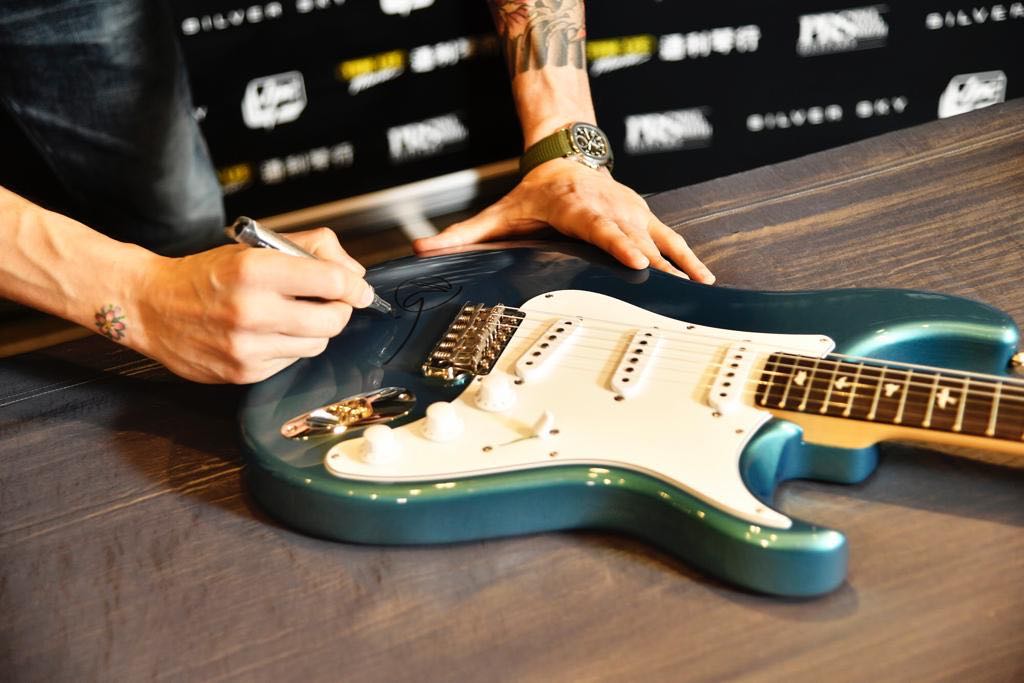 约翰梅尔访港捐赠亲笔签名吉他为慈善筹款