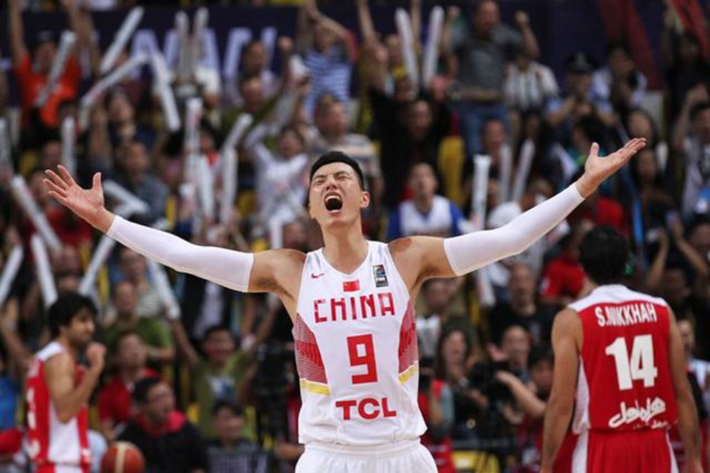 帅气翟晓川在家剪新发型承诺为护士签名成居家好男人