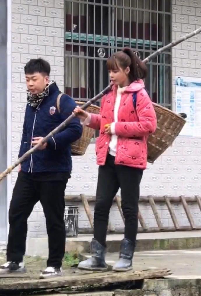 沈梦辰晒回村前后对比照,农村老家穿睡衣敷面