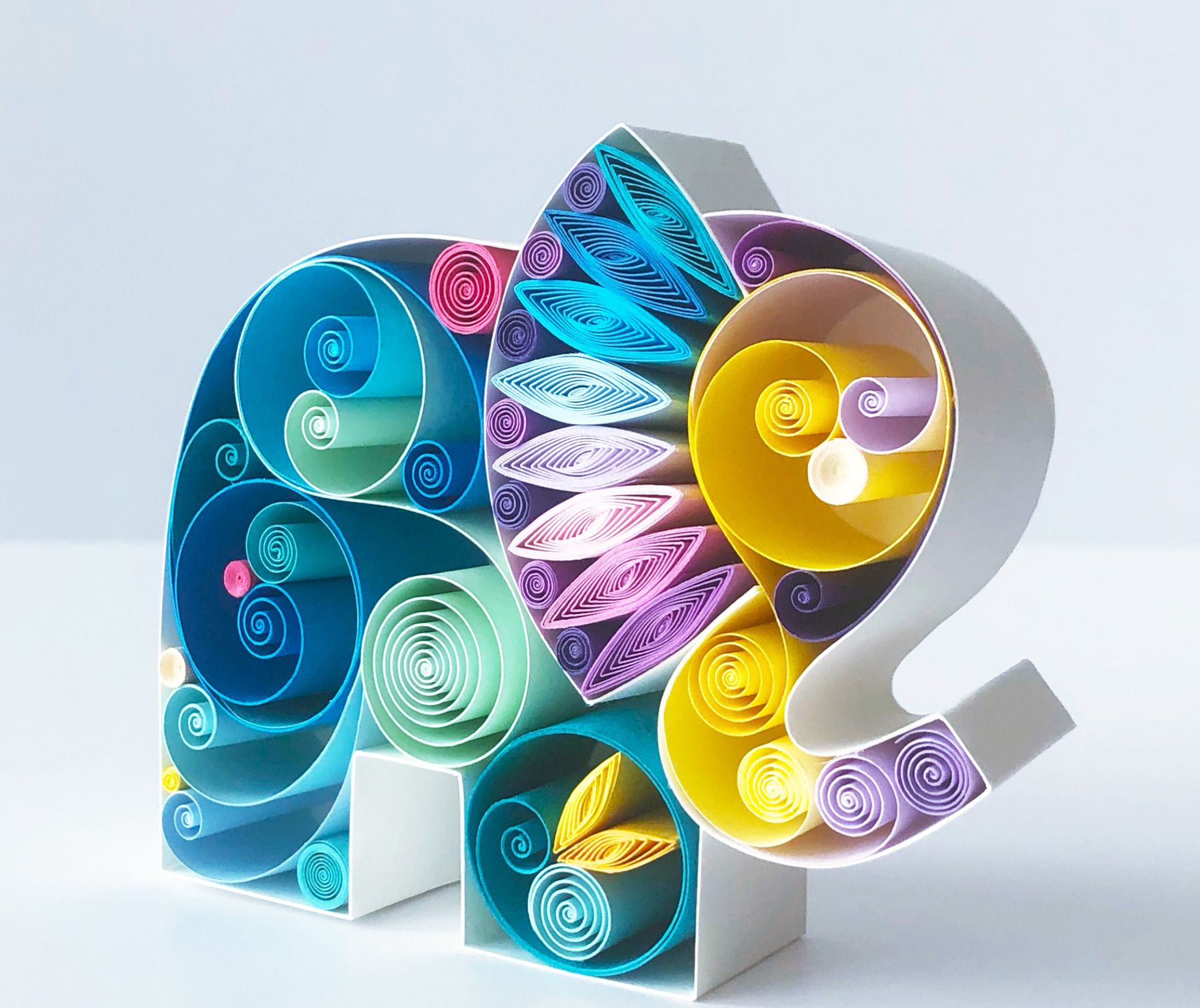 运用各种颜色的卡纸折叠叠加在一起创作出不可思议是艺术品