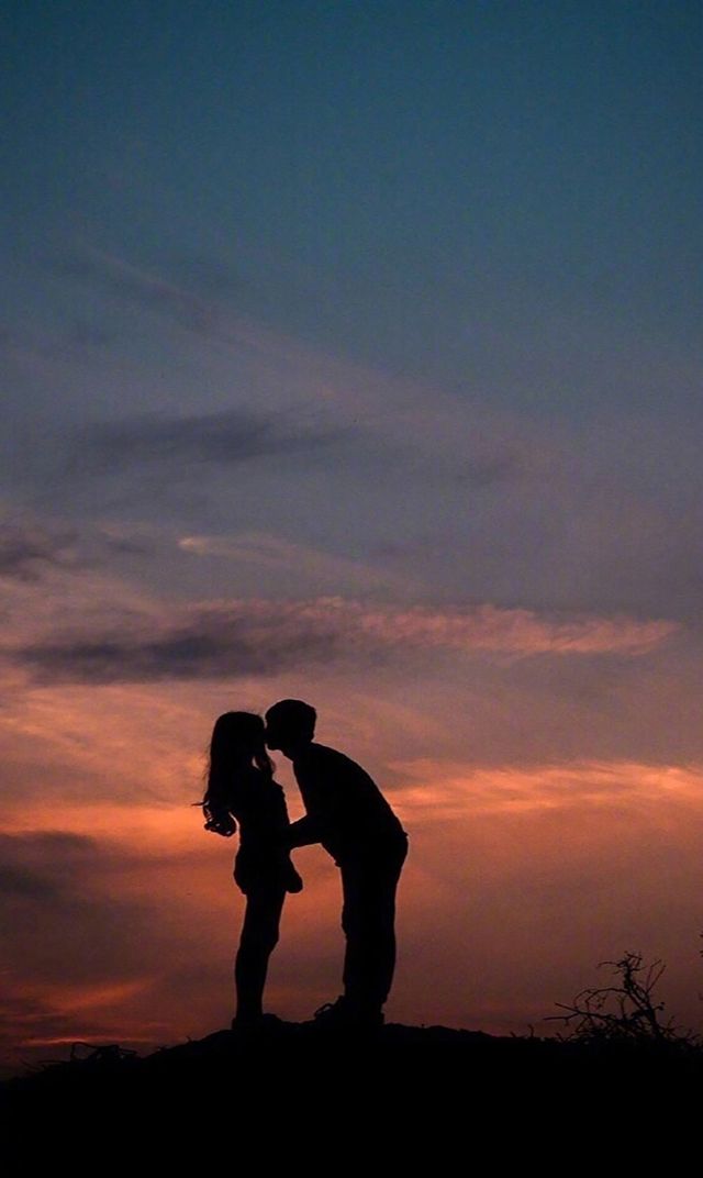 爱在夕阳后,黄昏背景下人物剪影壁纸