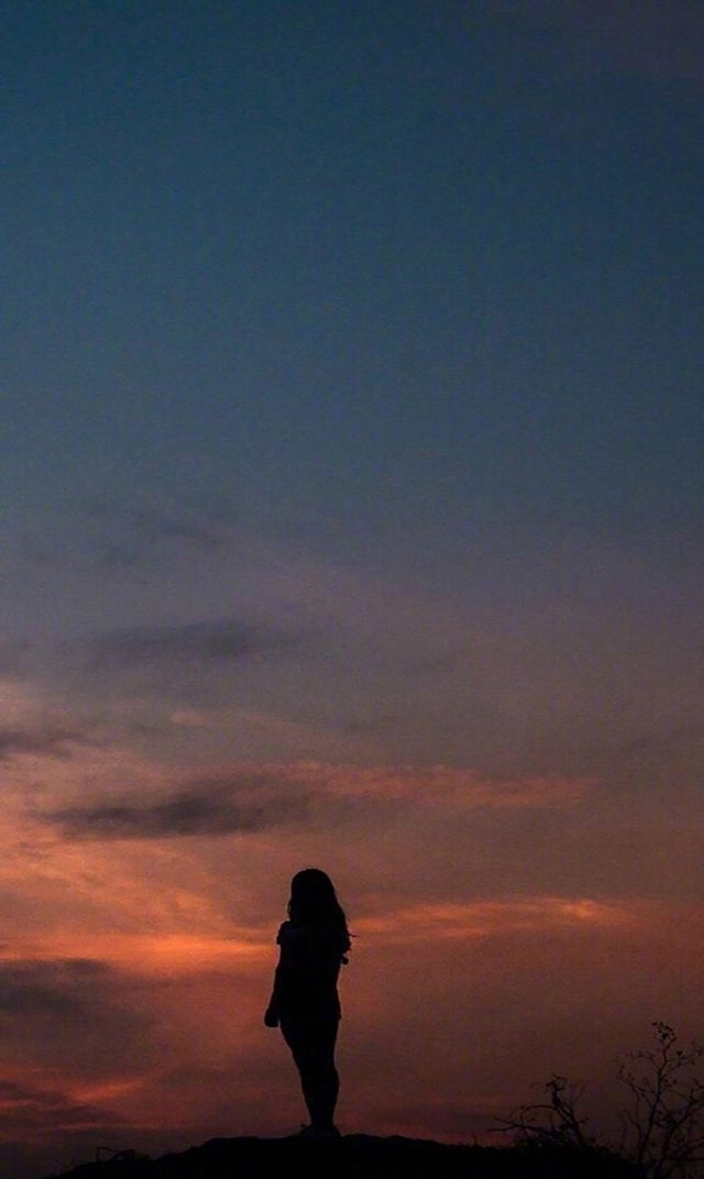 爱在夕阳后,黄昏背景下人物剪影壁纸