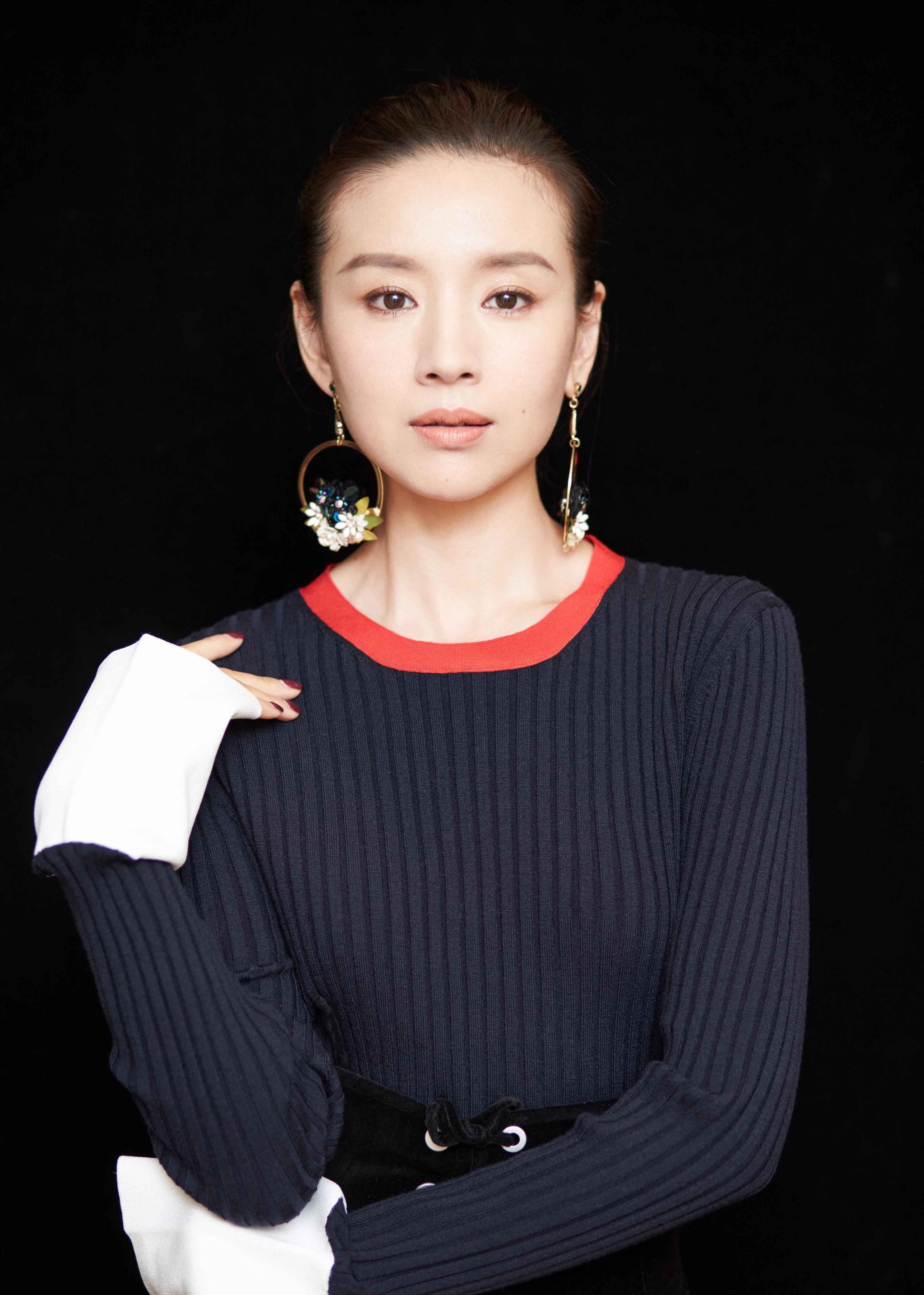 38岁董洁风采不减当年早期蕾丝抹胸裙美艳动人气质真好