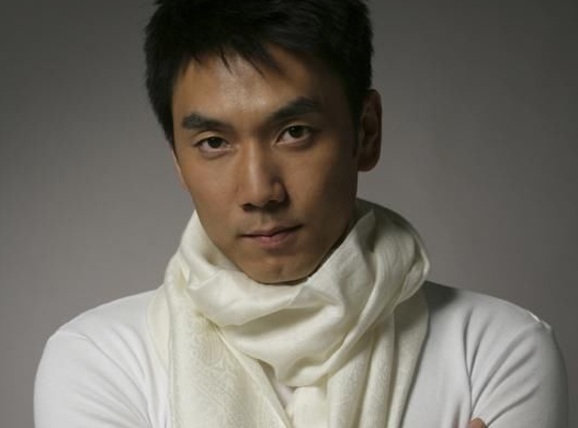 前妻帮他成名,现任助他在商业立足,如今48岁堪称人生赢家