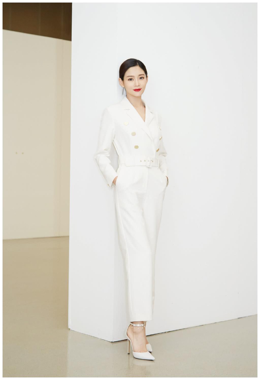 王媛可瘦成"闪电美女",亮红色礼服中门大开,真够迷人