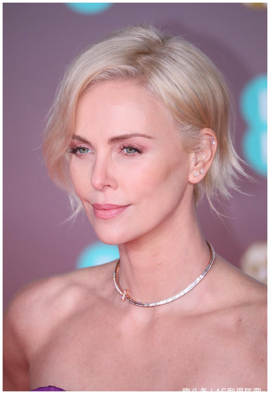 惊艳45岁塞皇查理兹塞隆亮相活动颜值依旧美如20岁少女