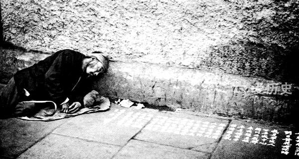 抗战时上海租界里的难民 终日挣扎在死亡线上 躺在街角默默死去