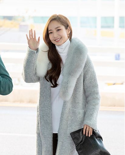 朴敏英穿貂毛外套贵妇范足见镜头捂嘴偷笑优雅气质佳