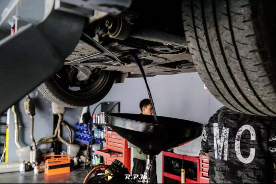 汽车保养时放出来的机油很黑，是机油品质不好吗？