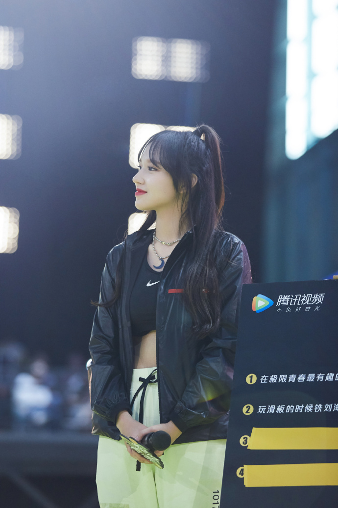 新浪看点# 程潇甜酷亮相极限青春发布. 来自娱乐中国头条 - 微博