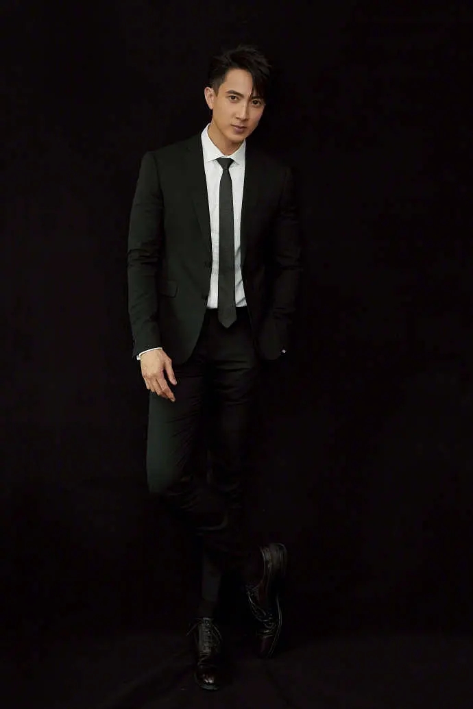 高大俊朗的时尚先生吴尊化身霸道总裁帅气写真