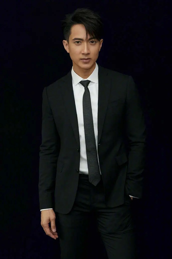 高大俊朗的时尚先生吴尊化身霸道总裁帅气写真