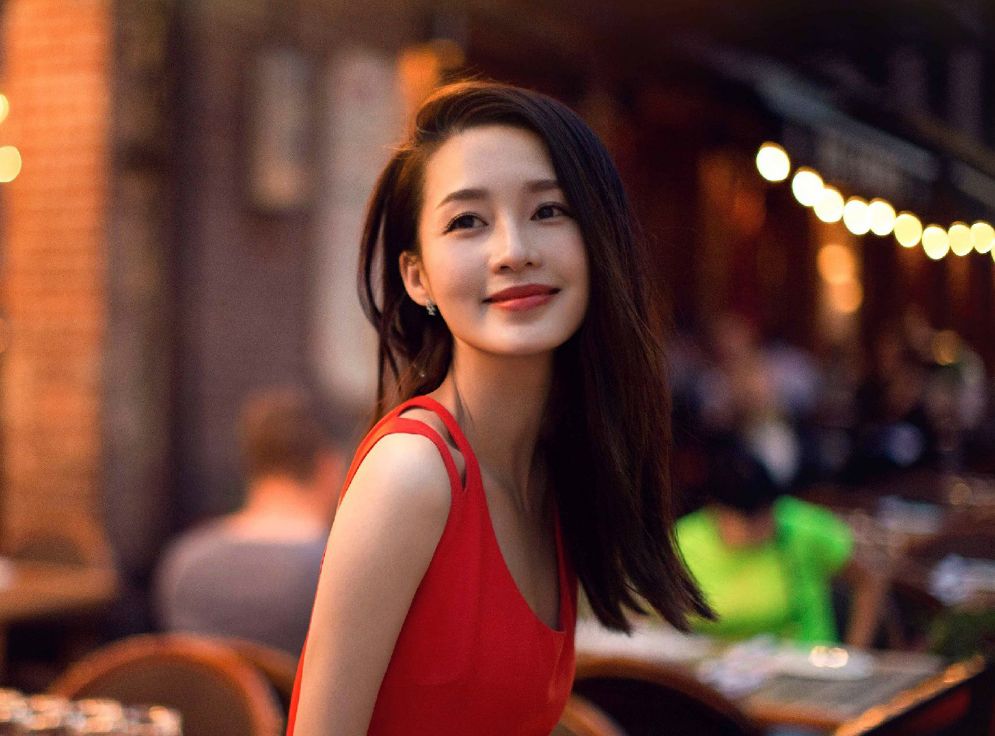 两颊笑涡霞光荡漾皆佳丽美艳之貌李沁