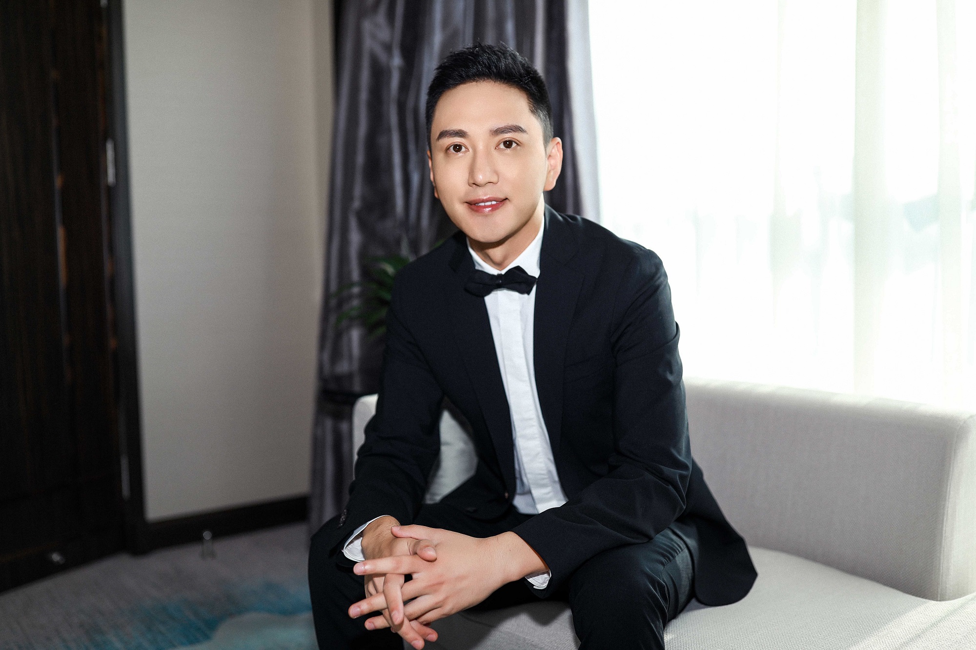 王仁君亮相丝绸之路国际电影节开幕式 绅士儒雅气场全开