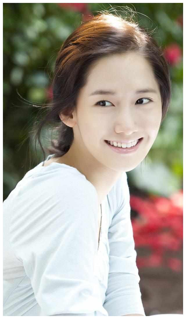 明媚灿烂的素颜女神林允儿