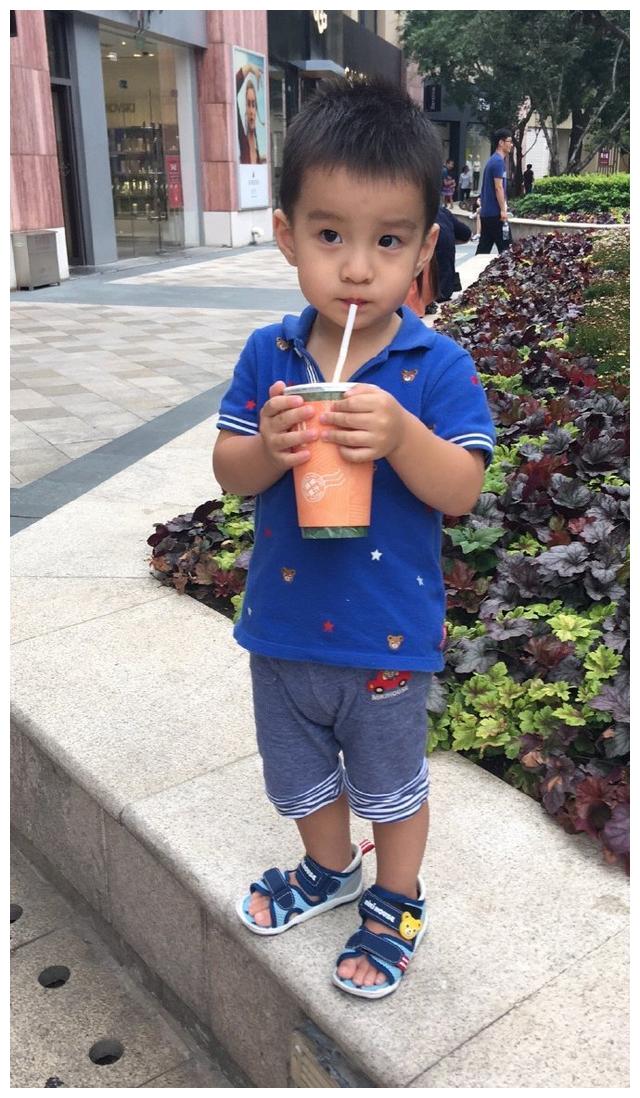 蔡远航晒照秀恩爱 "槿汐姑姑"孙茜2岁儿子可爱帅气