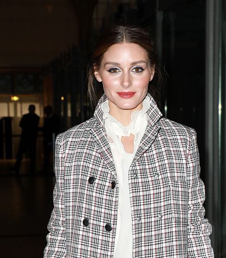 奥利维亚·巴勒莫亮相高定时装周,格纹大衣阔腿裤气场十足!