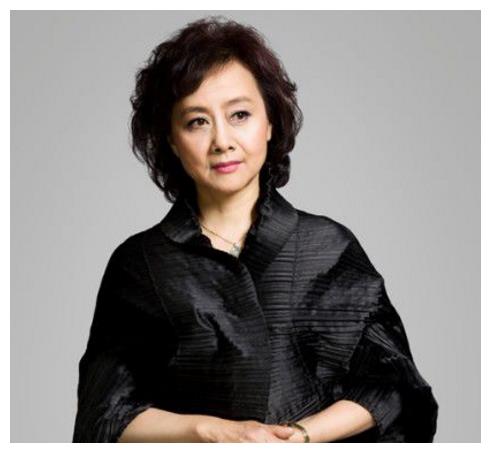 凭借《渴望》走红,与丈夫姐弟恋恩爱36年,今儿子成导演