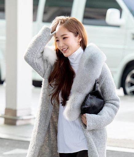 朴敏英穿貂毛外套贵妇范足见镜头捂嘴偷笑优雅气质佳