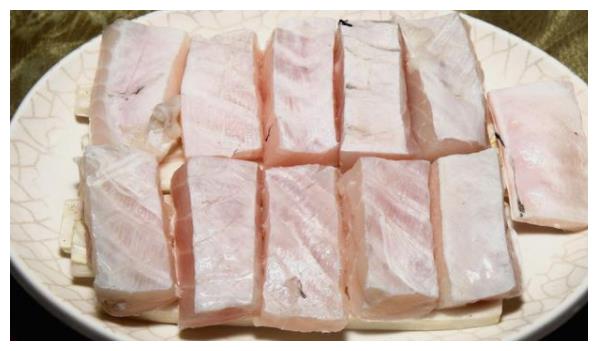 取200克桂鱼肉切成7 厘米长,4厘米宽,0.3厘米厚的片(约8片);3.