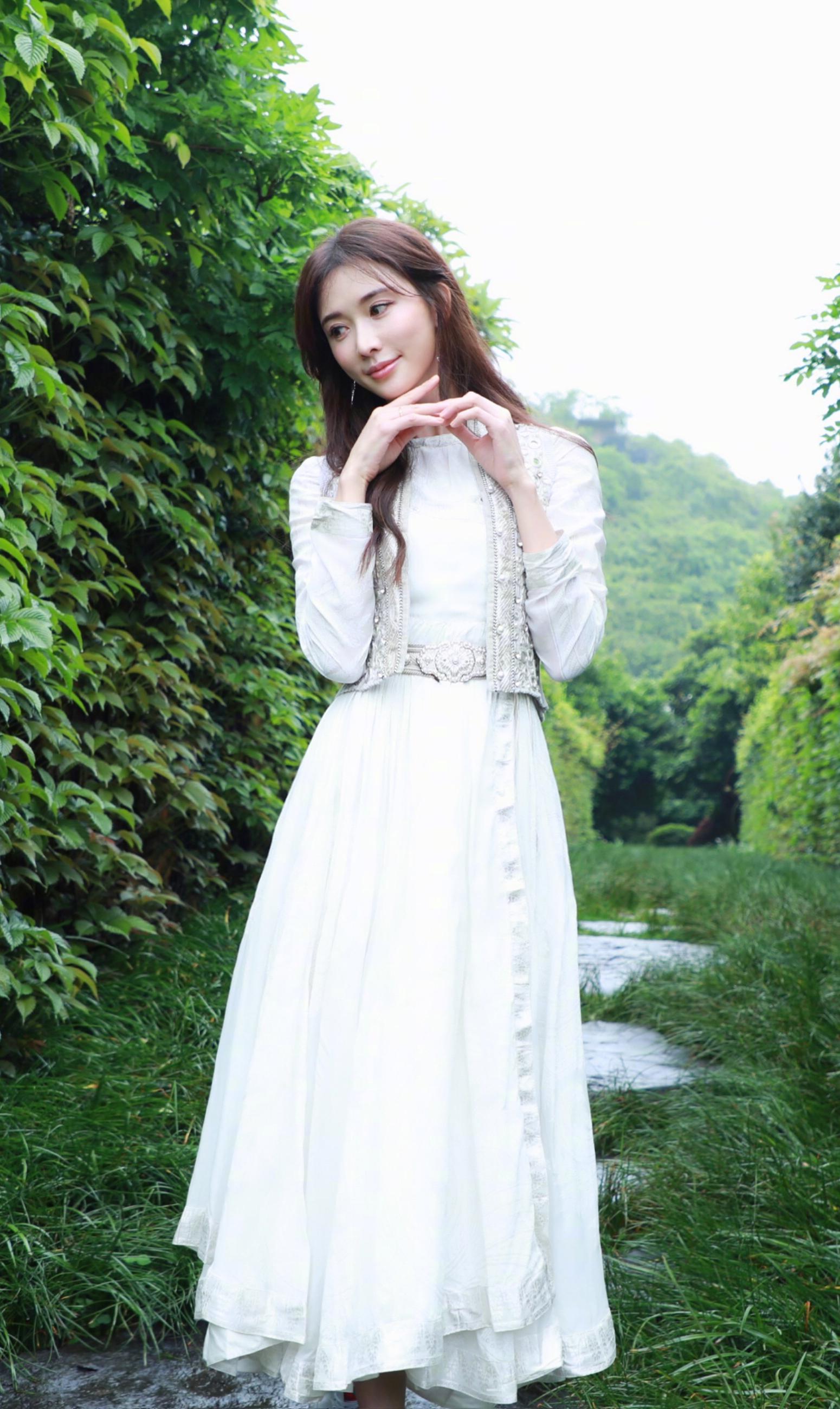 林志玲身穿一袭白裙漫步在绿色的世界,展现人与自然共存美好画面