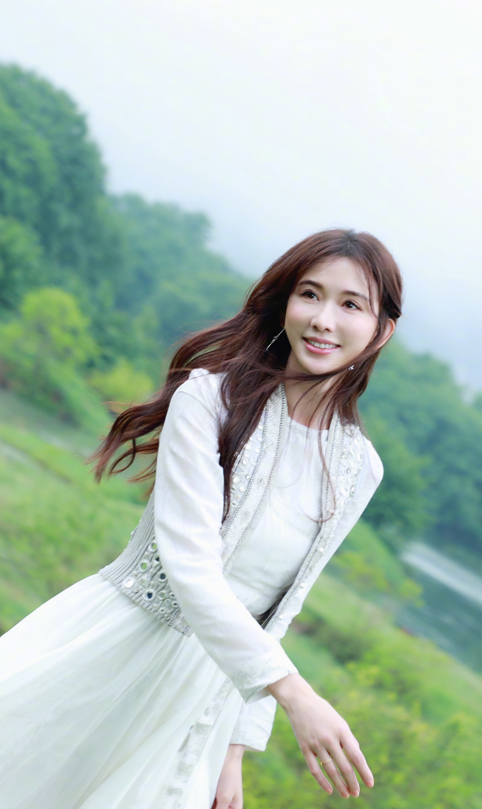 林志玲身穿一袭白裙漫步在绿色的世界,展现人与自然共存美好画面