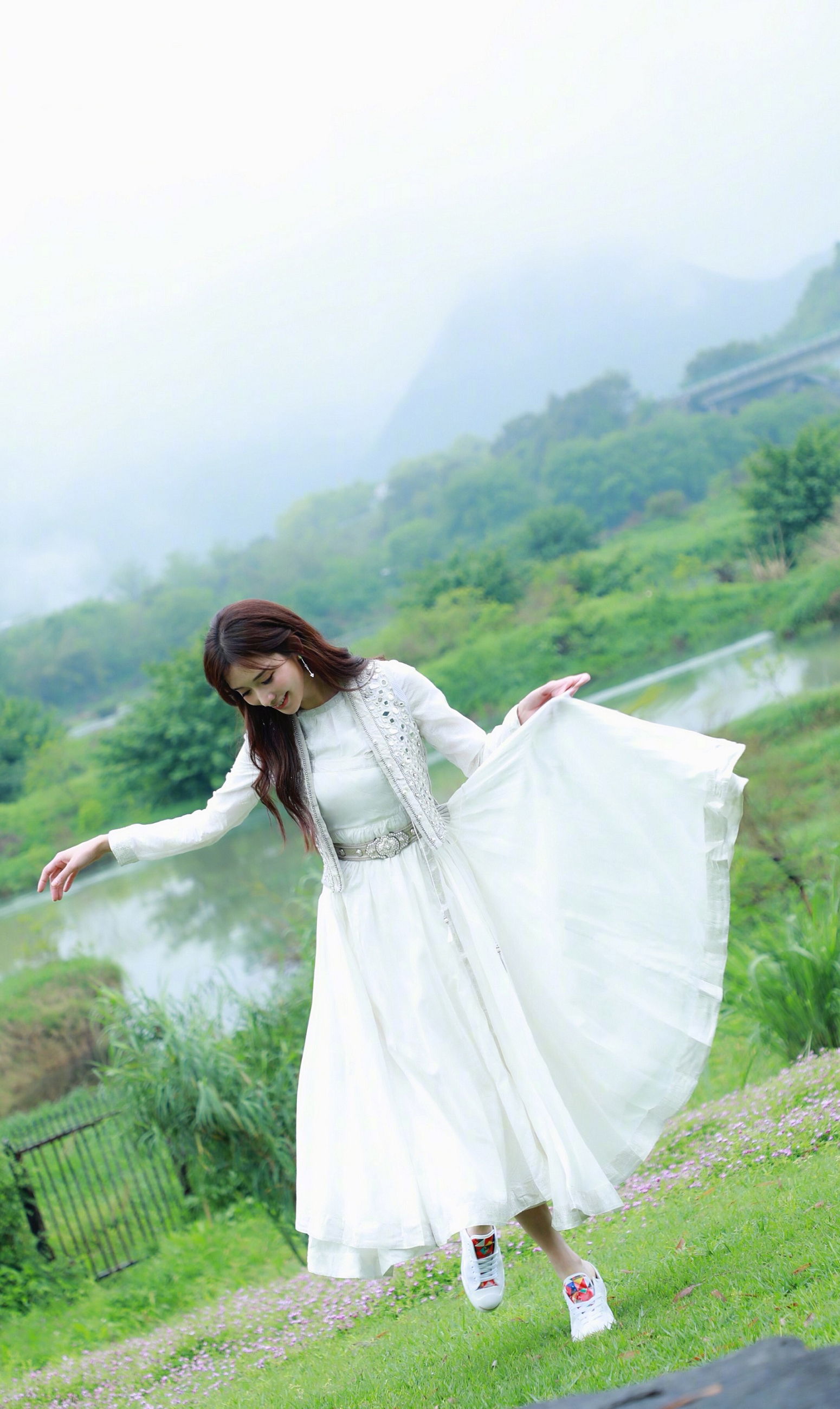 林志玲身穿一袭白裙漫步在绿色的世界,展现人与自然共存美好画面