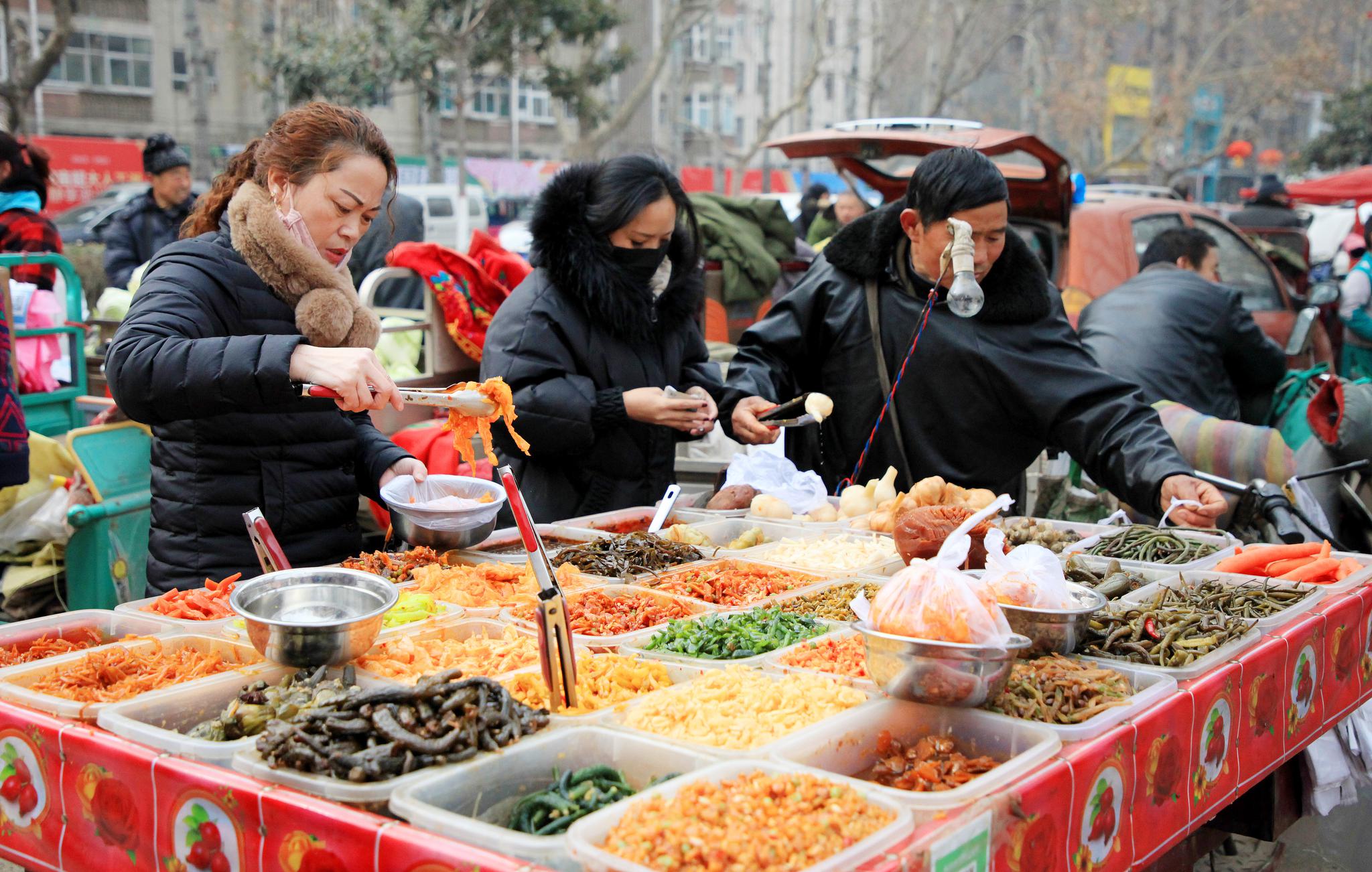 过年大鱼大肉吃腻了 河南集市这种小菜开始热销