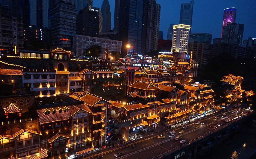 重庆网红景点的鼻祖,中国版千与千寻洪崖洞,一到夜晚光芒四射 【蜗牛扑克】重庆网红景点的鼻祖,中国版千与千寻洪崖洞,一到夜晚光芒四射