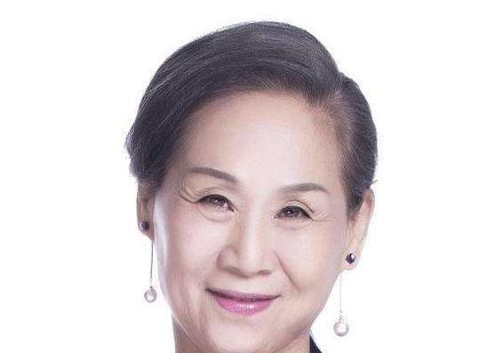 韦菁被称"甘草奶奶",62岁出道成票房保证,儿子同为老戏骨