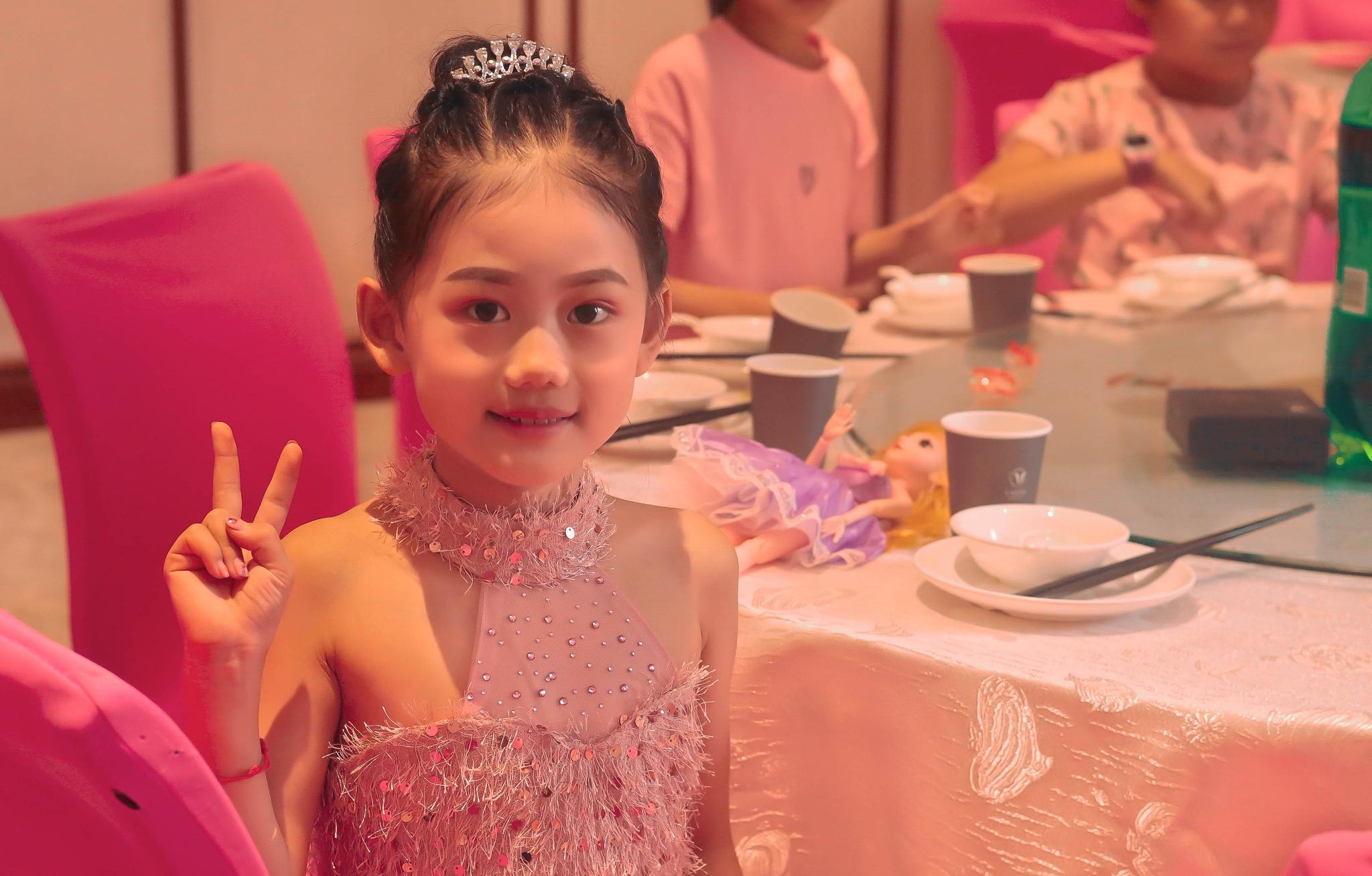 被甜蜜和幸福围绕的小公主跟拍摄影小女孩的生日宴party