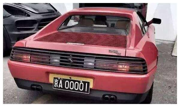 最后一个就是"京v"开头的车牌,这个车牌的颜色与我们平时见到的车牌也