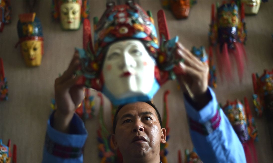 人物图片故事：刻“神”的傩痴