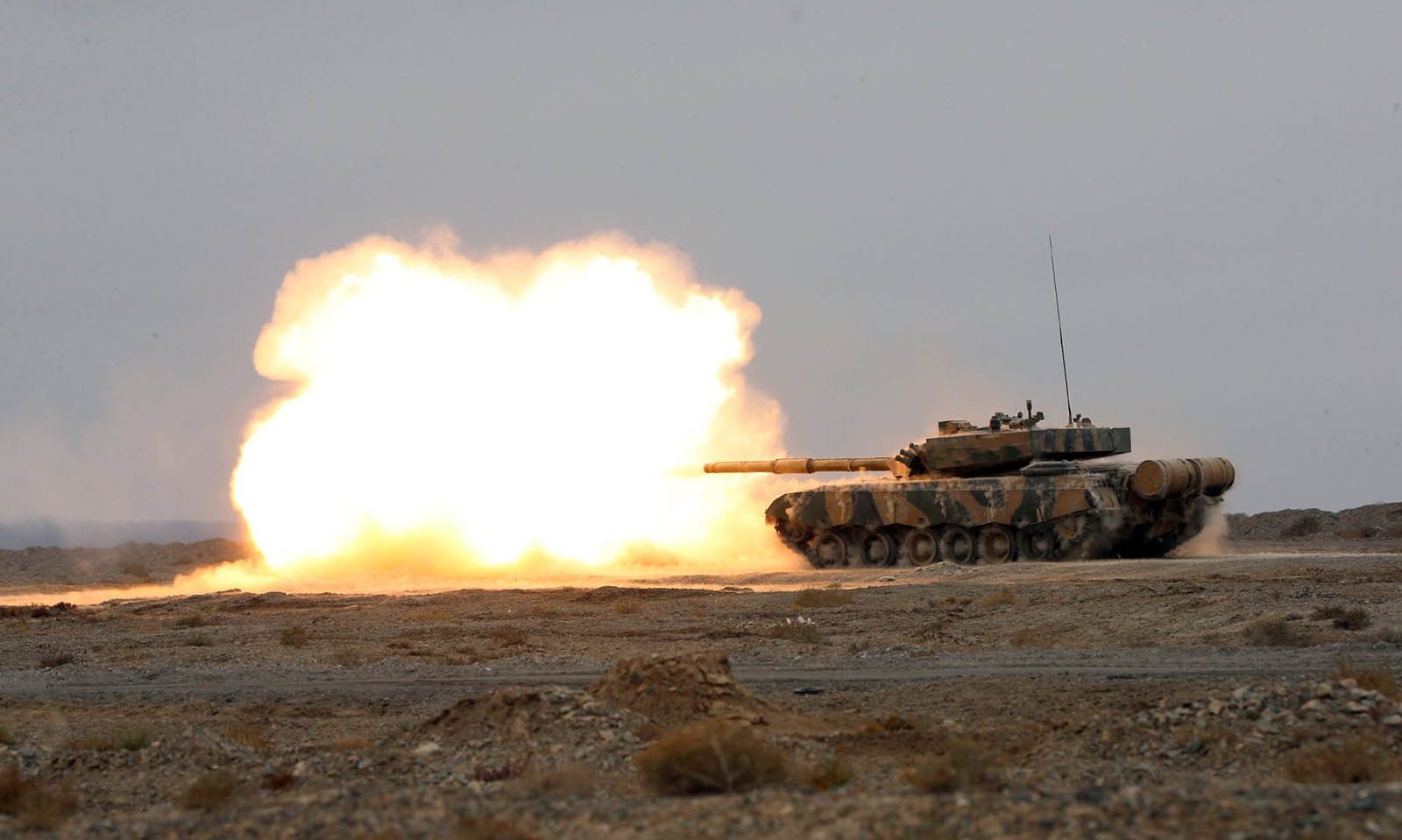 中国96坦克开火美图曝光!怒火喷射之中,炮弹精准飞向标靶