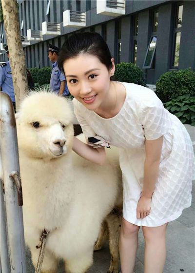 当初《暖春》中的小花,早期出席活动,长成亭亭玉立的大姑娘了!