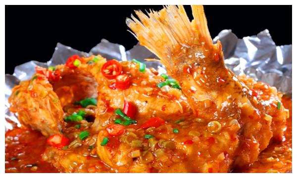 1勺,水适量,胡椒粉1勺做法:1,彩云雕去内脏洗净在鱼两面划十字花刀,撒