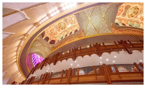 中国最高剧院远看超像洋葱头当地人戏称为皮芽子大剧院