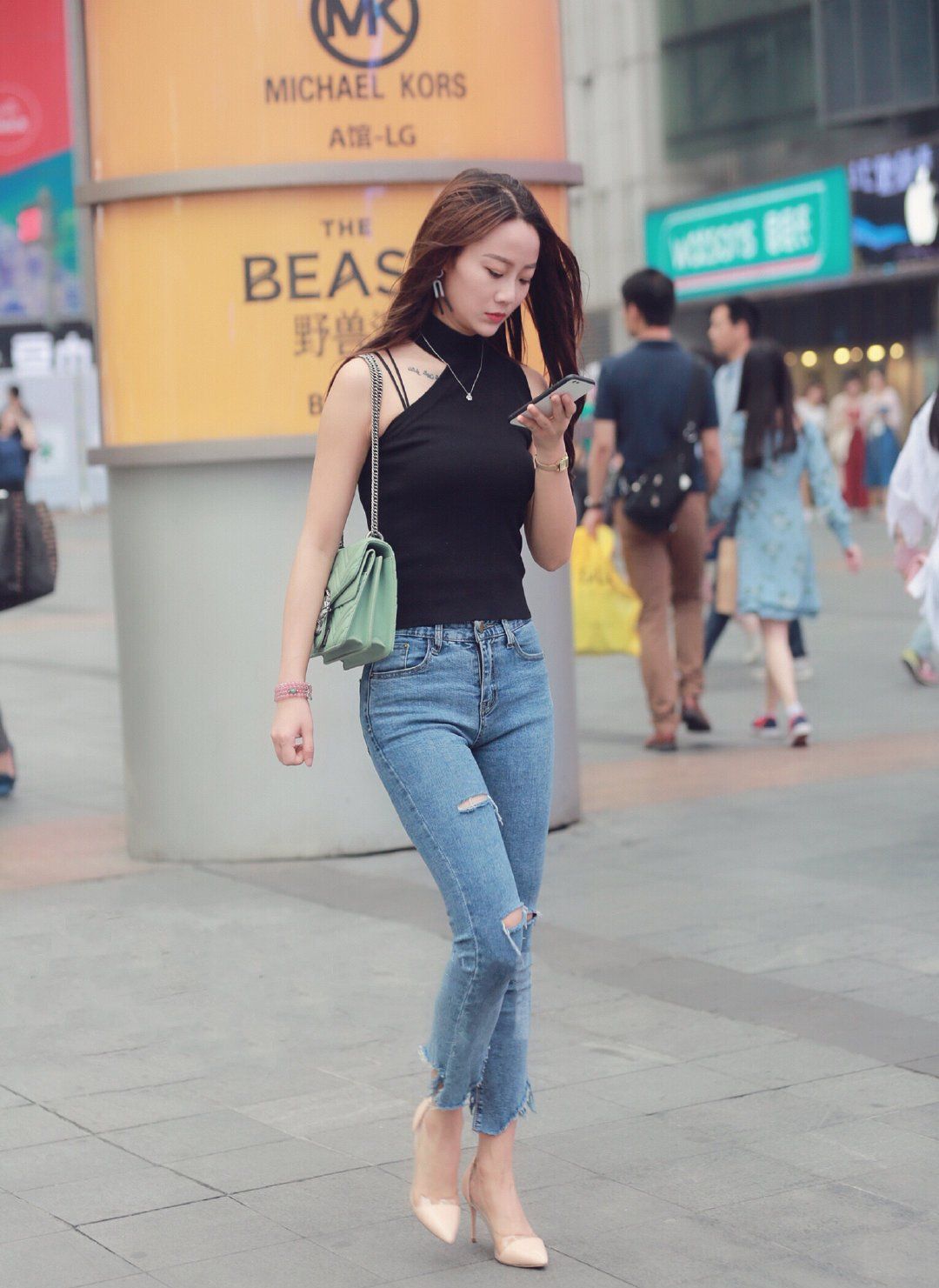 街拍:短发小姐姐笑容甜美,身穿紧身上衣凸显傲人双峰!