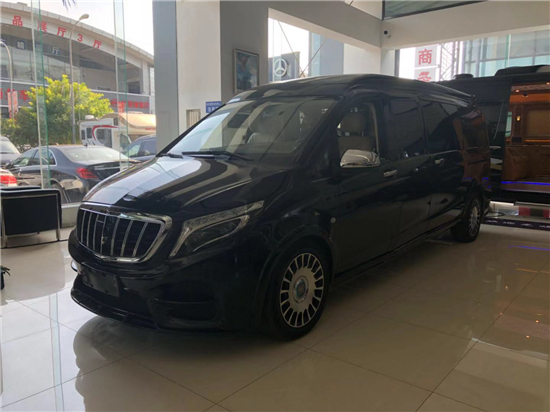 奔驰迈巴赫vs680加长版普尔曼长宽高为5910mm/1901mm/1920mm,搭载高