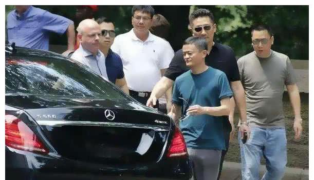 潘长江开道奇公羊豪车上路,路人纷纷笑道:还以为是无人驾驶呢