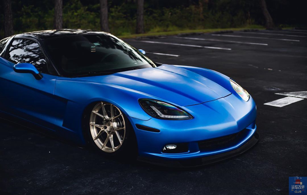 拥有吸睛率极高的磨砂蓝雪佛兰科尔维特