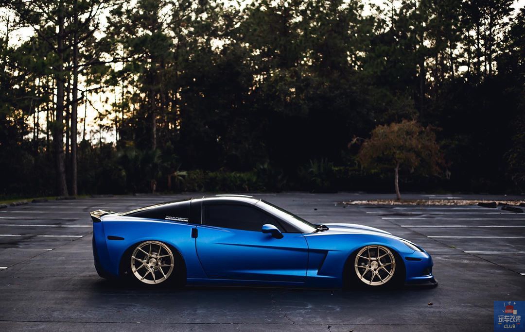 拥有吸睛率极高的磨砂蓝雪佛兰科尔维特