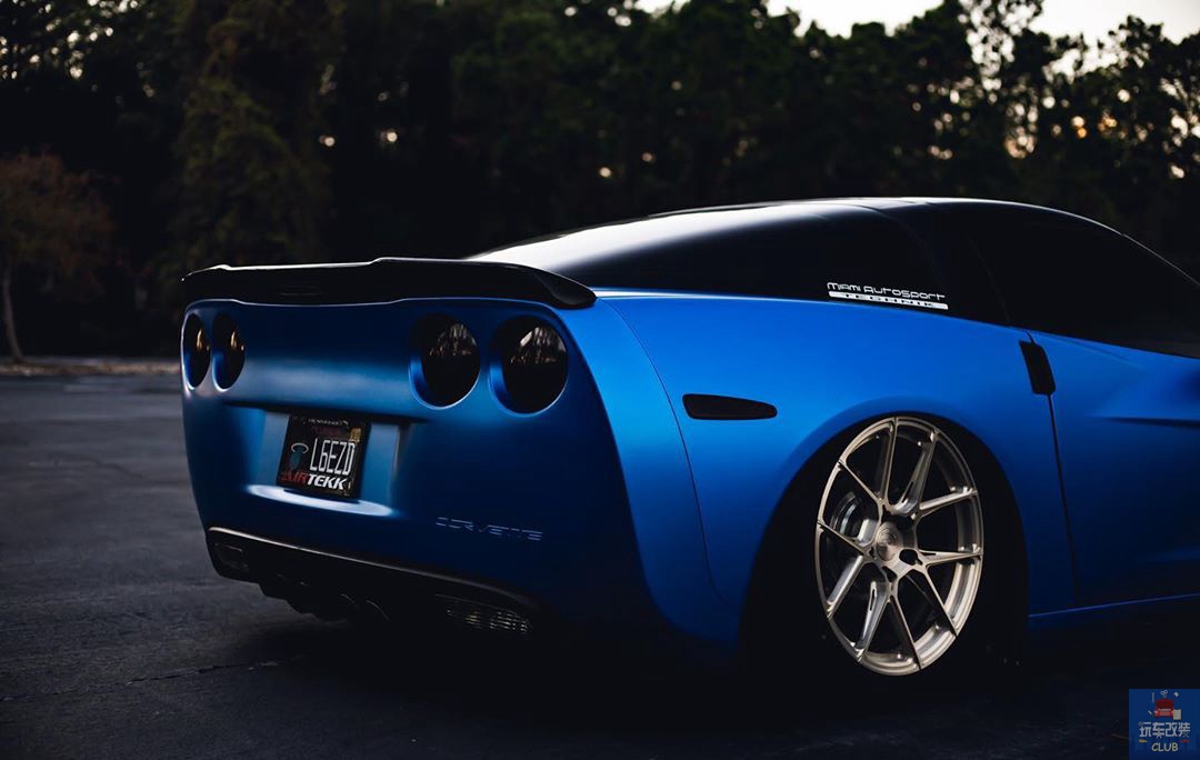 拥有吸睛率极高的磨砂蓝雪佛兰科尔维特