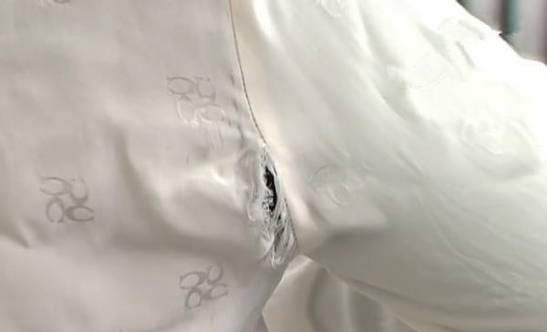 2千多买的蚕丝衬衫穿一天就破了女子现场撕衣这衣服不要了