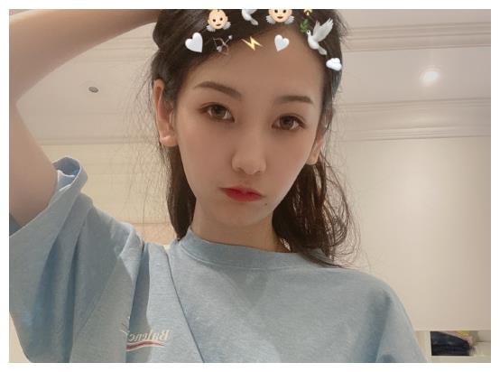 高颜值女主播叶知秋,竟化身厨娘上线,而网友的评论亮了!