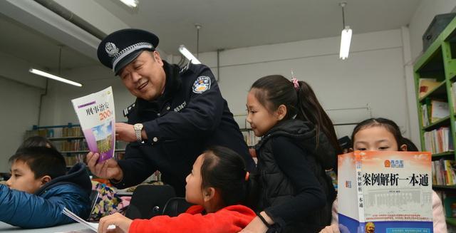 3岁儿子被同学欺负妈妈抓着儿子的打回去