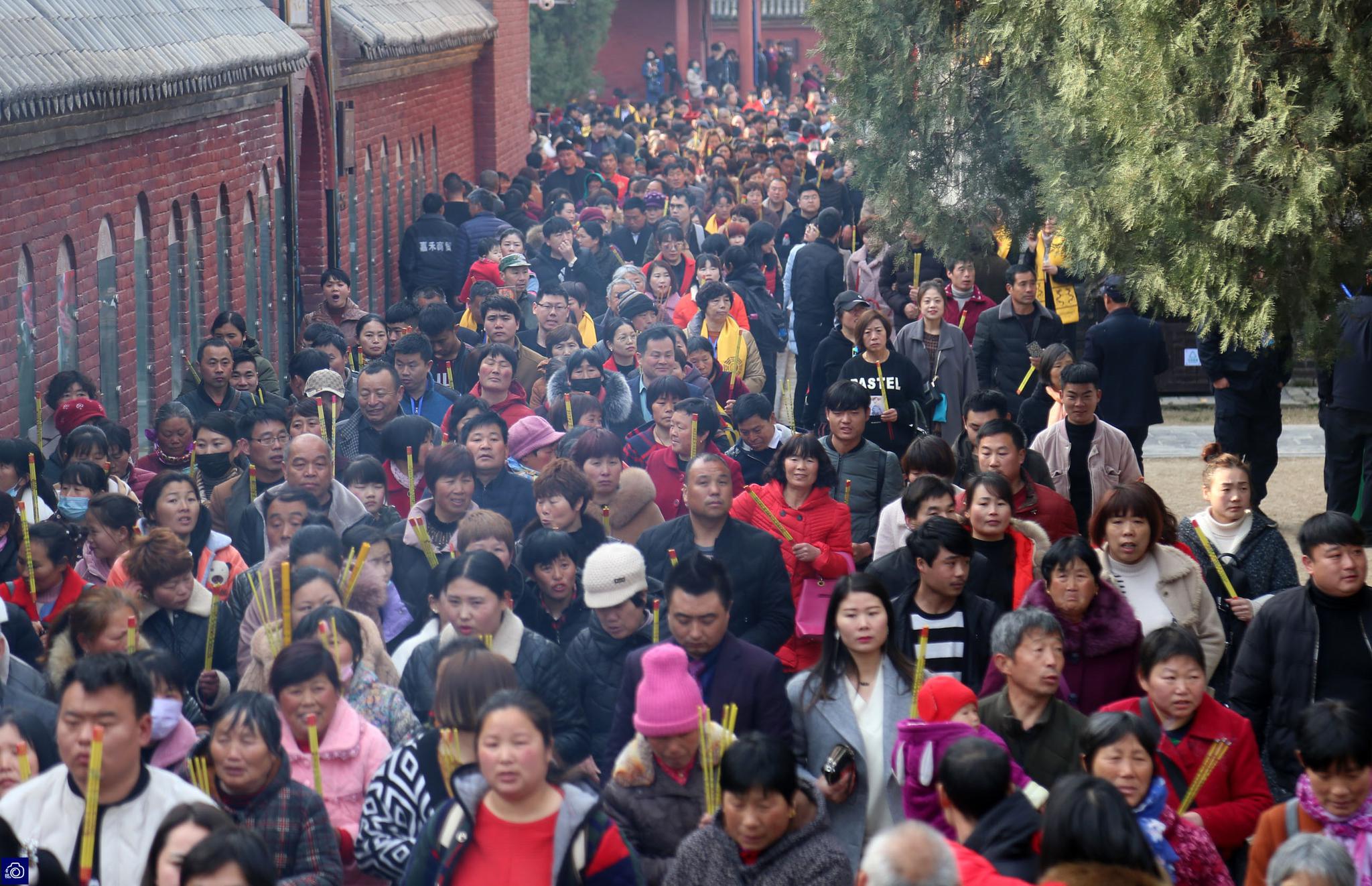 “全球最大庙会”每天平均40万人烧香，凌晨1点就有人来排队